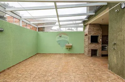 Sobrado à venda com 120m², 3 quartos, sendo 1 suíte, e 2 vagas de garagem por R$500.000,00, no Condomínio Abranches Village, em Curitiba/PR