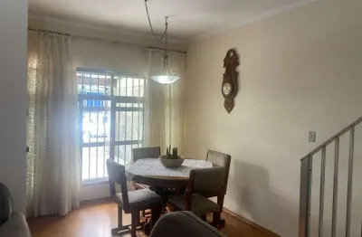 Casa térrea com 3 dormitórios , sala com 2 ambientes ,cozinha , quintal com lavanderia , lavabo , 2 vagas de garagem.