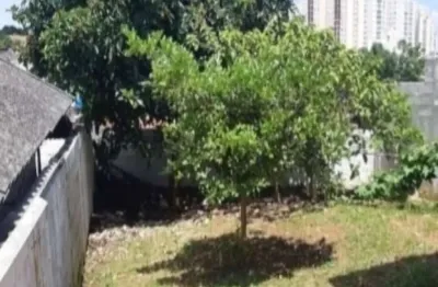 Vende-se casa assobradada em área de 228 m2 na região do baeta neves, a casa ao lado também esta a venda conosco podendo ser remembrada.