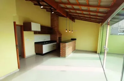 Sobrado decorado e mobiliado com cobertura, churrasqueira, 2 suítes e 1 vaga de garagem