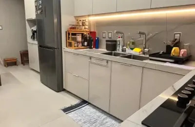 Apartamento com 4 suites Fino acabamento, andar alto com 4 vagas Porteira fechada