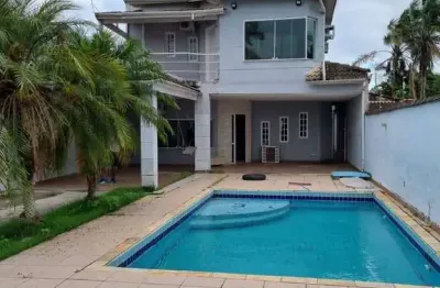 Casa com 03 suites para locação com piscina em caraguatatuba