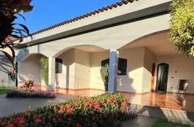 Casa com 3 quartos à venda no Centro, Canápolis 