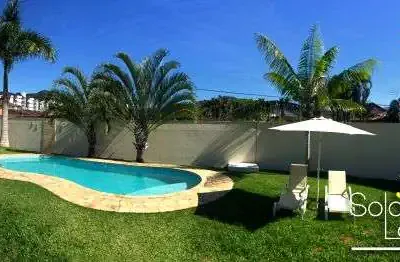 Térrea - com piscina - amplo terreno - a 300 metros da orla do itaguá