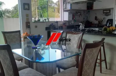 Casa a venda com 4 quartos sendo 4 suítes, 5 banheiros e 5 vagas de garagem, com area total de 279m²