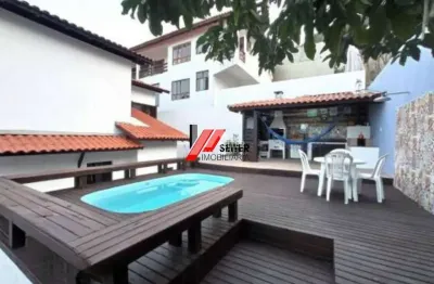 Casa com 3 dormitórios, sendo 1 suíte a venda, com área de 214,82m² Trindade