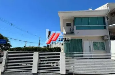 Casa duplex com 2 dormitórios com móveis planejados à venda no bairro Forquilhas em São José