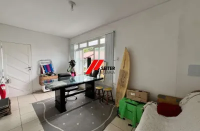 Casa à venda em florianópolis-sc, na agronômica, 2 quartos, 2 salas, 1 banheiro e garagem!