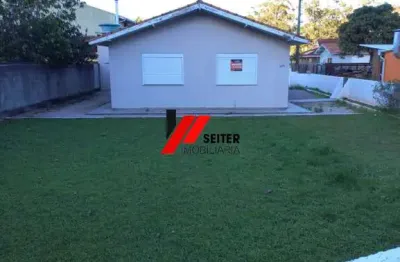 Casa térrea de esquina com amplo terreno na armação, próxima à praia, florianópolis