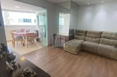 Apartamento com ampla sacada e churrasqueira a carvão
