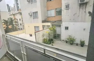 Apartamento com 2 dormitórios e 1 vaga em localização privilegiada no centro de balneário camboriú