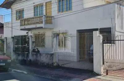 Excelente investimento em edificação com 04 apartamentos e 01 sala comercial