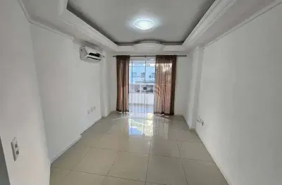 Apartamento com 3 quartos sendo 1 suíte e 2 vagas de garagem quadra mar balneário camboriú