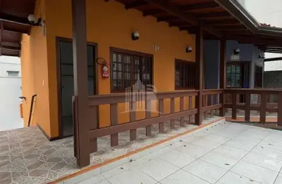 Excelente sobrado a 150 metros da av. brasil no centro de balneário camboriú