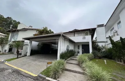 Casa alto padrão em condomínio fechado próximo a praia brava