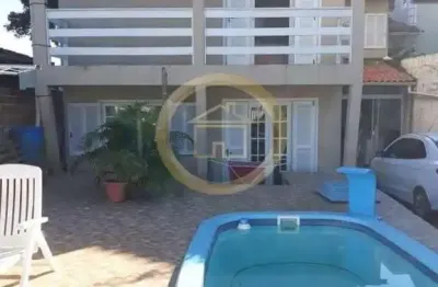 Casa com 04 dormitórios e piscina próximo a praia do santinho