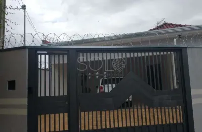Casa em uma excelente localizacao no botanico com 3 dormitorios sendo 1 suite, 3 banheiros, 2 lavanderias, com 1 edicula nos fundos.