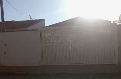 Casa com 2 suites e edicula nos fundos - proxima ao senac