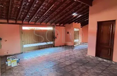 Oportunidade. excelente casa a venda no jardim gardenias, com 3 quartos, area externa com churrasqueira
