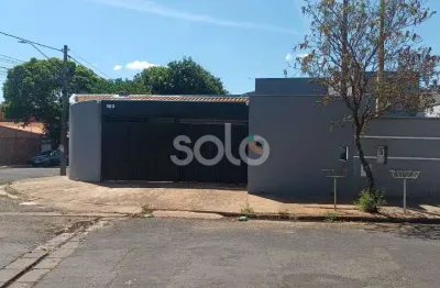 Casa com excelente localizacao na avenida principal do bairro