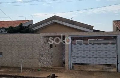 Casa com 3 dormitorios, sendo 1 suite, em excelente localizacao! Imovel conta com sala ampla, cozinha funcional, churrasqueira e edicula com 1 dormitorio e 1 banheiro. Ideal para quem busca conforto e