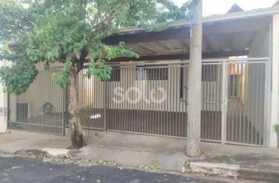 Casa arejada com tres dormitorios com localizacao excelente !