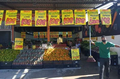 Loja comercial à venda em santa cecília, esmeraldas-mg: 2 salas, 1 banheiro, 4 vagas de garagem, 200m² de área.