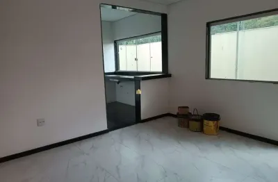 Casa à venda em esmeraldas-mg, bairro floresta encantada: 2 quartos, 1 suíte, 1 sala, 2 banheiros, 1 vaga, 65m².