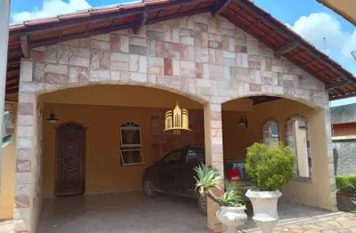 Casa especial no centro de esmeraldas-mg: 3 quartos, suíte, 2 salas, 4 vagas de garagem - aproveite essa oportunidade!