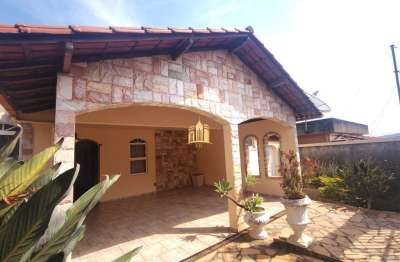 Casa especial no centro de esmeraldas-mg: 3 quartos, suíte, 2 salas, 4 vagas de garagem - aproveite essa oportunidade!