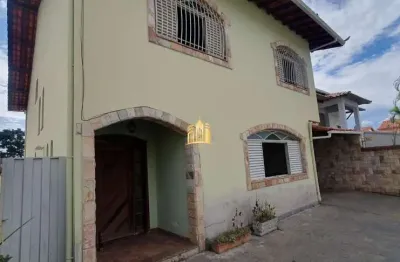 Casa espaçosa e bem localizada no centro de esmeraldas: 7 quartos, 3 suítes, 3 salas, 5 banheiros, 5 vagas - 430m² - r$850 mil