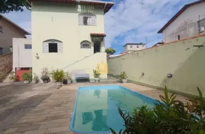 Casa espaçosa e bem localizada no centro de esmeraldas: 7 quartos, 3 suítes, 3 salas, 5 banheiros, 5 vagas - 430m² - r$900 mil