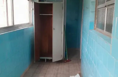 Apto muito espaçoso,  meia quadra da praia , precisando de reforma , elevador , vaga demarcada ,prédio de 5 andares