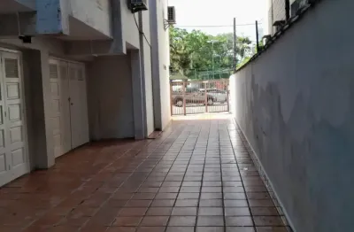 Apto fica no 3 andar de prédio de escada , contendo 2 dormitórios, um lavabo , um wc social e garagem fechada