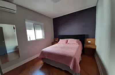 Lindo sobrado geminado de um lado com 3 dormitorios sendo uma suite