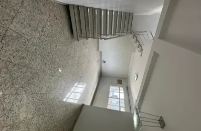 Linda cobertura dúplex na ponta da praia com uma vista incrível são 2 dormitórios na parte de baixo com imã suíte e na parte de cima sala 2 ambientes piscina churrasqueira ,lavabo e mais um quarto