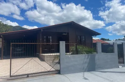 Casa pronta para morar, aconchegante, funcional e muito bem posicionada, em um terreno plano de 300m², a apenas 100 metros da areia.
