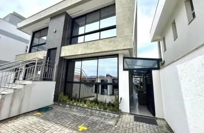 Viver a poucos metros do mar, com conforto, praticidade e tudo pronto para você aproveitar. este apartamento na praia da pinheira entrega localização premium + mobília completa + alto potencial de val