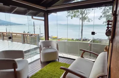 Apresentamos esta linda casa com vista para o mar, totalmente mobiliada, localizada na Praia de Fora, um dos lugares mais tranquilos e valorizados da região.