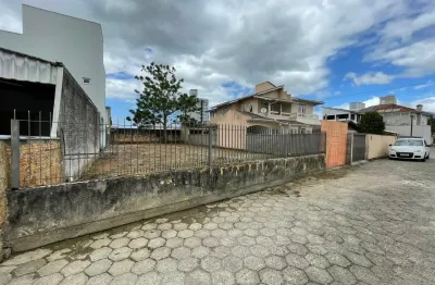 Terreno de 360 m² localizado no coração do Centro de Palhoça, oferecendo altíssimo potencial para quem deseja construir o imóvel dos sonhos ou investir em uma excelente localização.
