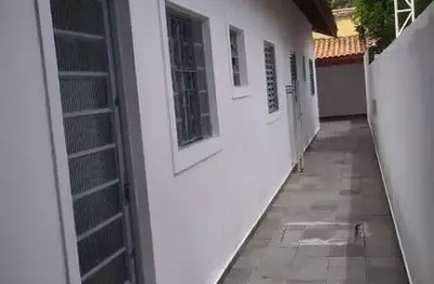Aluga-se casa parque com 03 dormitórios no industrial excelente localização