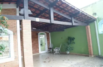 Vende-se casa com 03 dormitórios sendo 01 suite no monte castelo