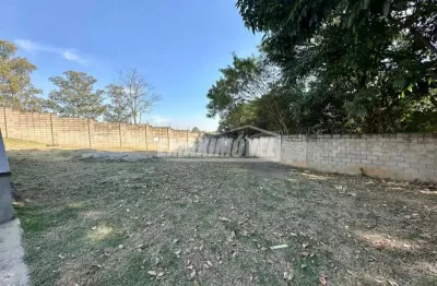 Terreno de esquina, com 410 m² de área total em condomínio fechado!