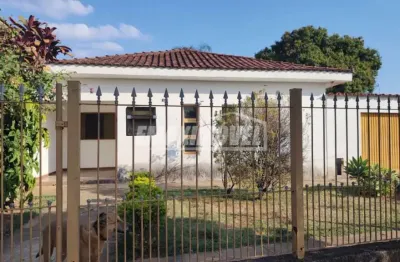 Casa térrea com 2 quartos, 5 vagas e edícula na vila são jorge