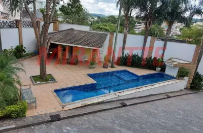Cond. fechado de 210m² com 4 quartos em horto florestal