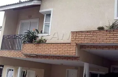 Cond. fechado de 208m² com 4 quartos em horto florestal