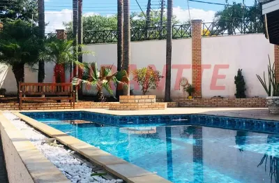 Cond. fechado de 240m² com 3 quartos em horto florestal