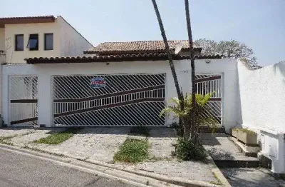 Sobrado de 320m² com 3 quartos em jardim entre serras