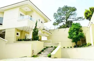 Cond. fechado de 750m² com 4 quartos em jardim floresta