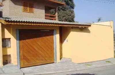 Sobrado de 330m² com 3 quartos em jardim entre serras